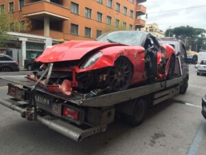 ferrari sfasciata